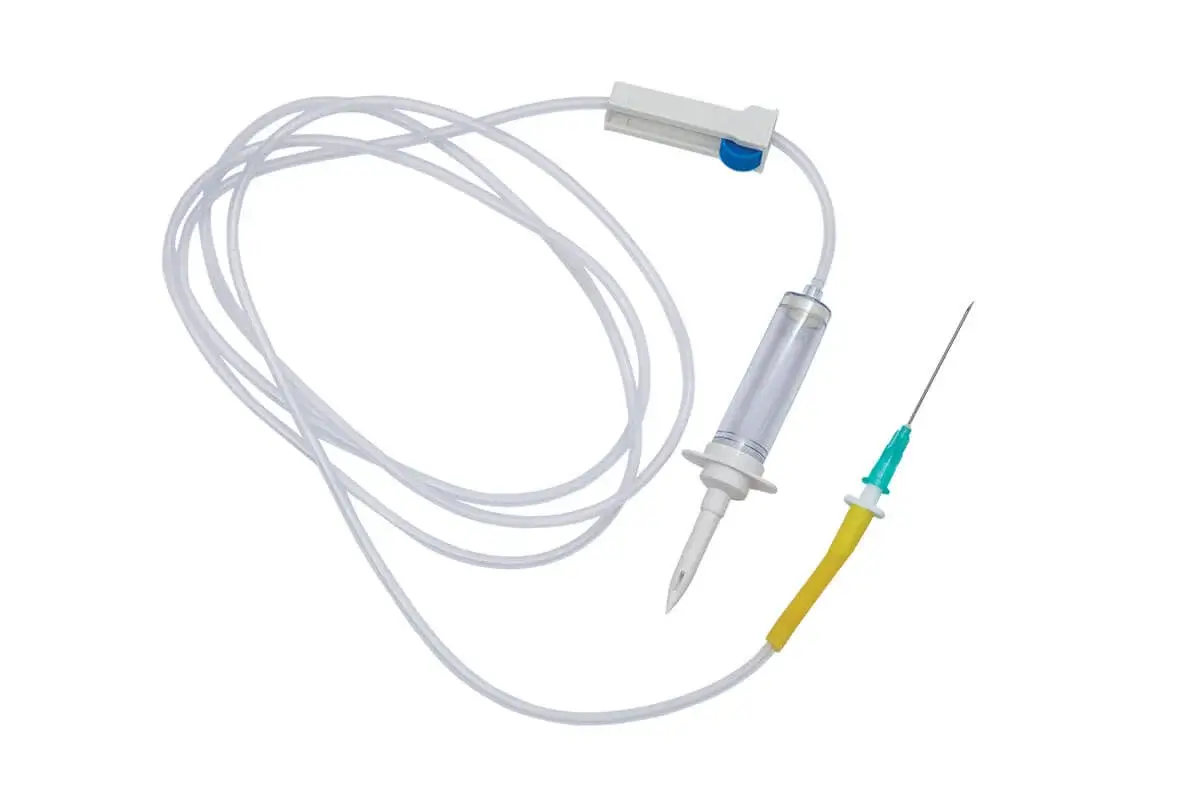 Equipo intravenoso con tubo de látex